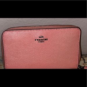 NWOT pink wristlet with butterfly print f59724